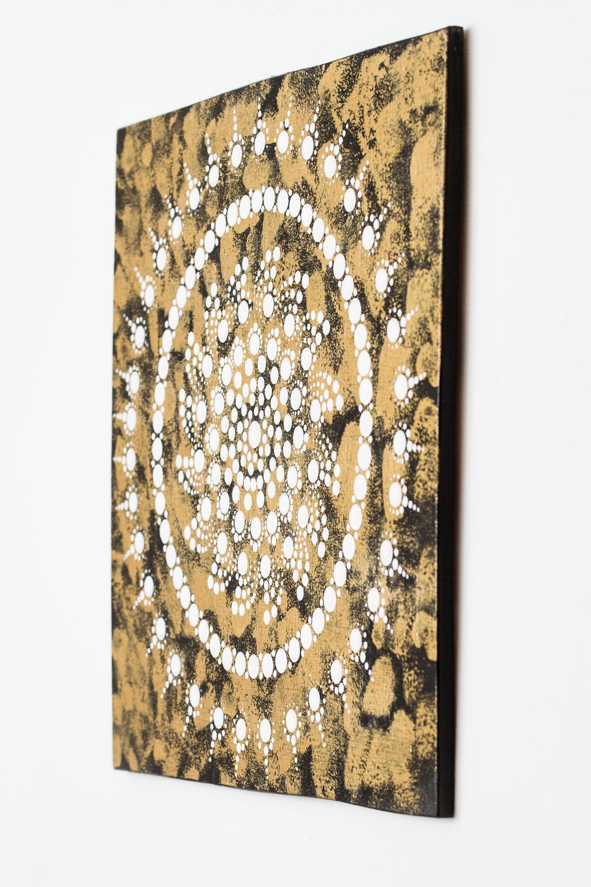 Meditation tool dot Mandala gold white black